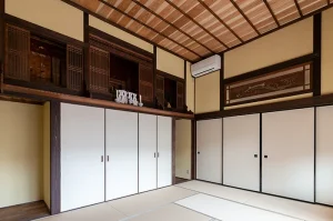 古民家の格式ある和室・神棚と漆喰壁、古建具を残した空き家再生